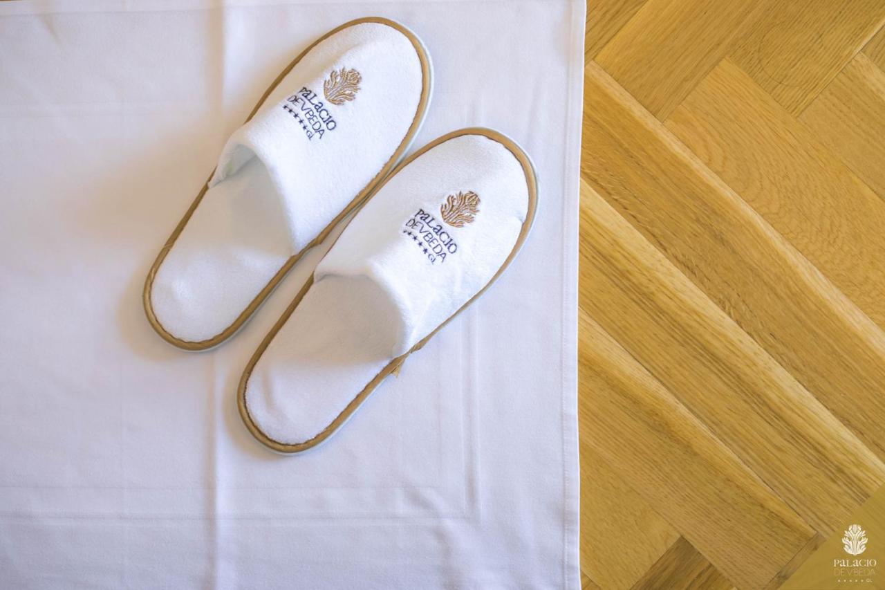 Hotel Palacio De Ubeda 5 G.L Exteriör bild Slippers