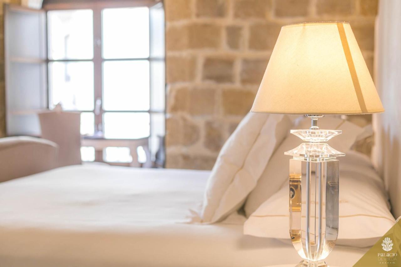 Hotel Palacio De Ubeda 5 G.L Exteriör bild A table lamp
