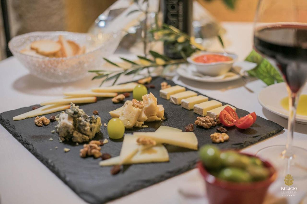 Hotel Palacio De Ubeda 5 G.L Exteriör bild Cheese platter