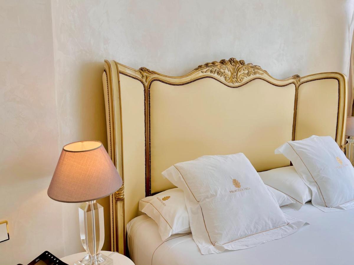 Hotel Palacio De Ubeda 5 G.L Exteriör bild A bed with a headboard