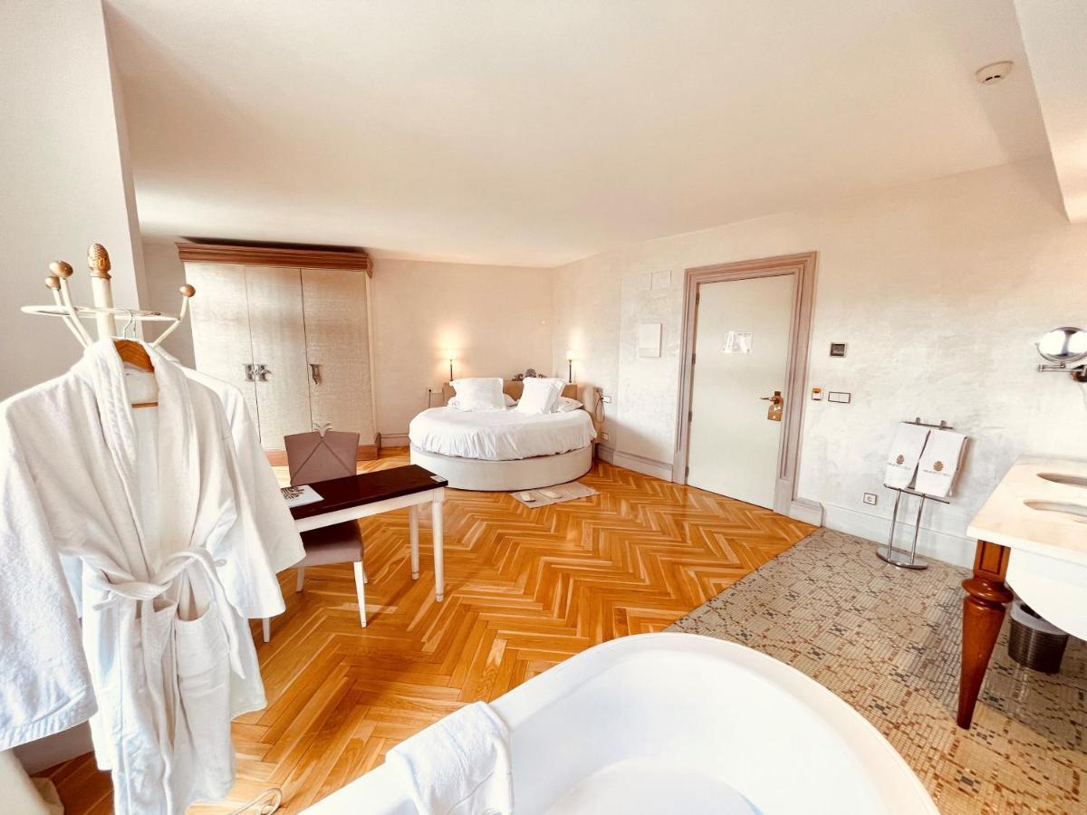 Hotel Palacio De Ubeda 5 G.L Exteriör bild A suite at the Hotel de la Paix
