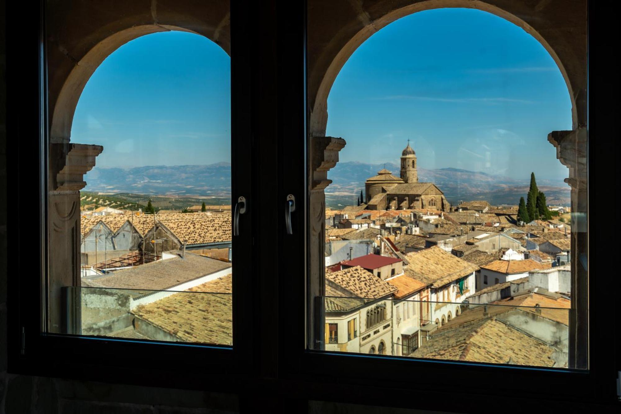 Hotel Palacio De Ubeda 5 G.L Exteriör bild View of the town from the tower of the church